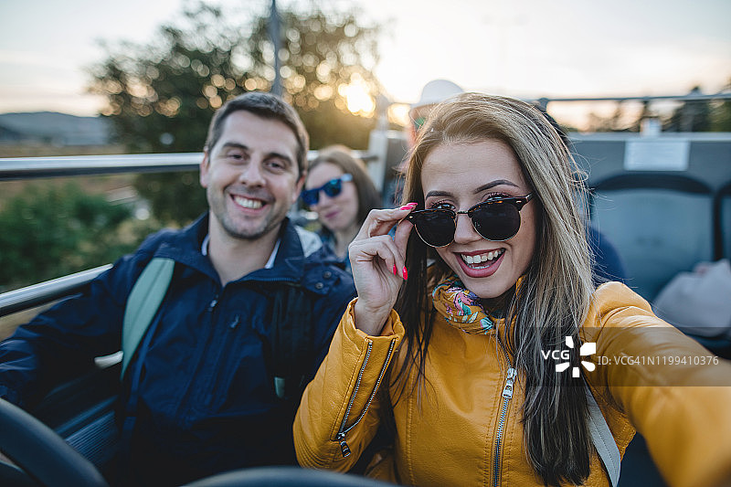 年轻情侣记录旅途中的美好瞬间图片素材