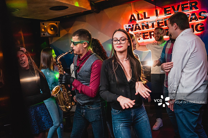俱乐部派对上的萨克斯管演奏者图片素材