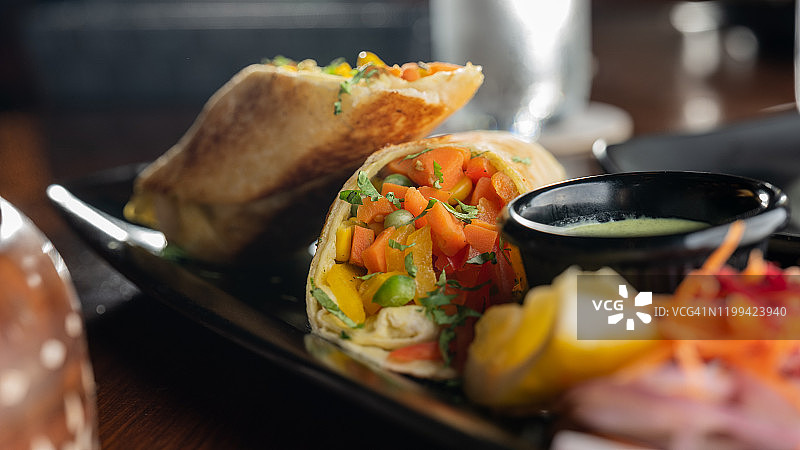 切成两半的墨西哥卷饼图片素材