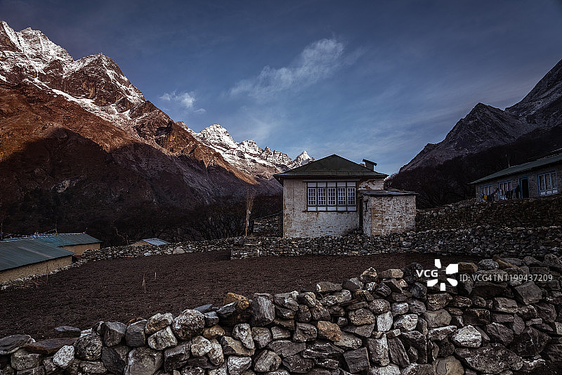 喜马拉雅山的小屋图片素材