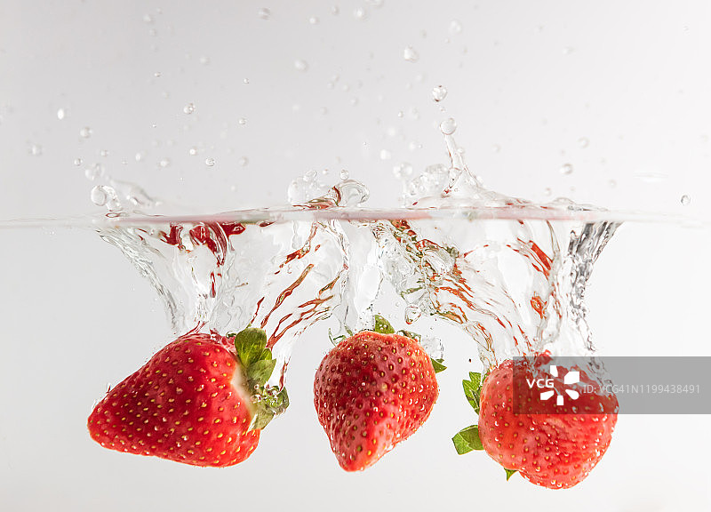 水中飞溅的草莓图片素材