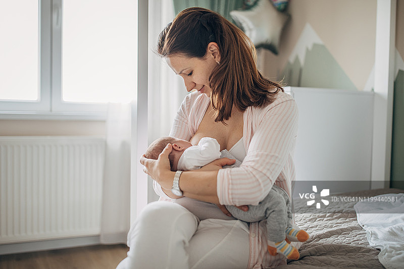 母亲在家给男婴喂奶图片素材