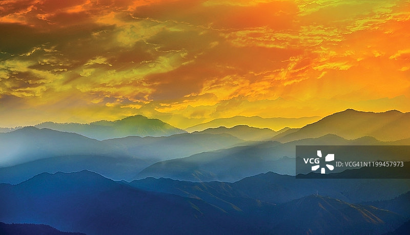 背景抽象朦胧的山脉彩色壁纸数字艺术渐变蜡笔戏剧性的背景图片素材