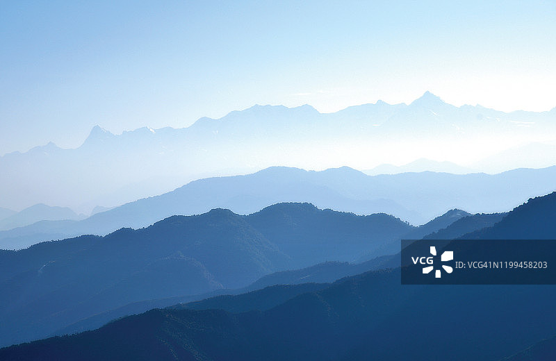 背景抽象朦胧的山脉彩色壁纸数字艺术渐变蜡笔戏剧性的背景图片素材