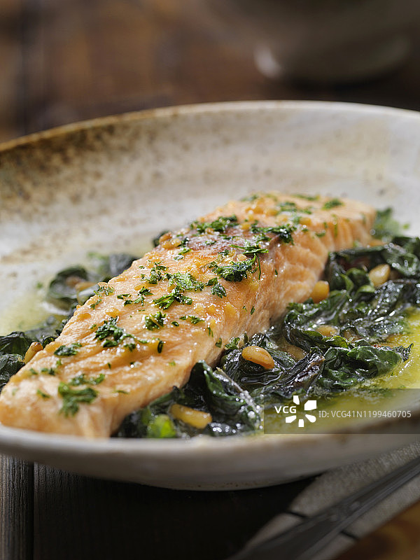 柠檬蒜香黄油浸鲑鱼配瑞士甜菜和烤松子图片素材