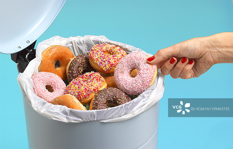 开启健康生活方式，丢弃不健康食品图片素材