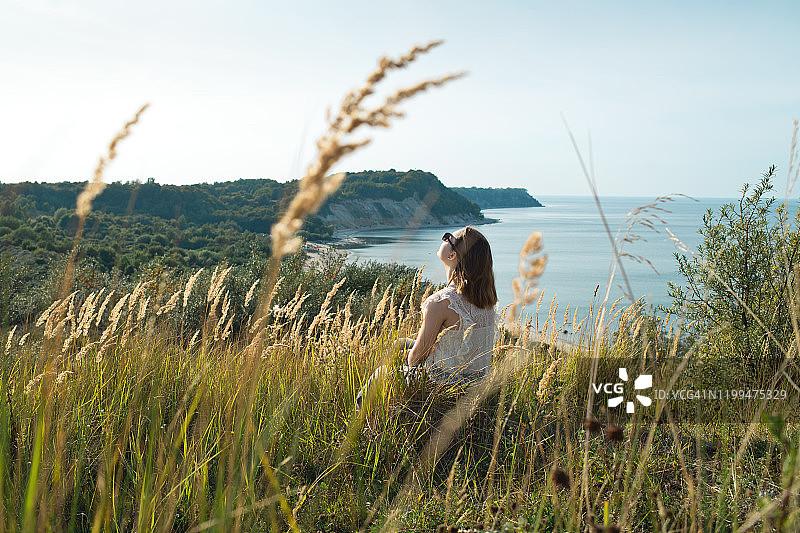 享受自然的年轻女孩图片素材