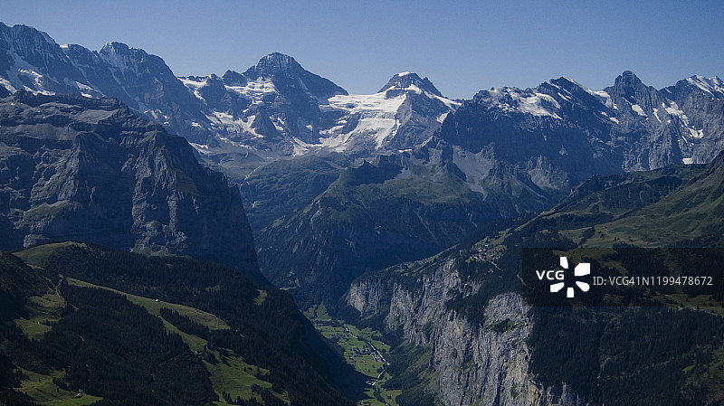 山谷下的小村庄图片素材