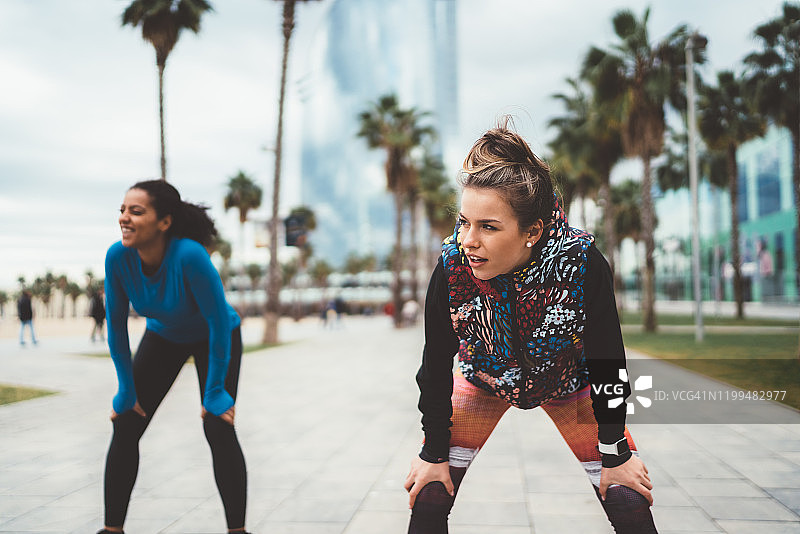 女运动员在巴塞罗内塔海滩比赛图片素材