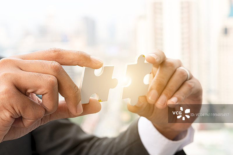 商务人士连接拼图。商业解决方案、成功和战略、学习概念图片素材