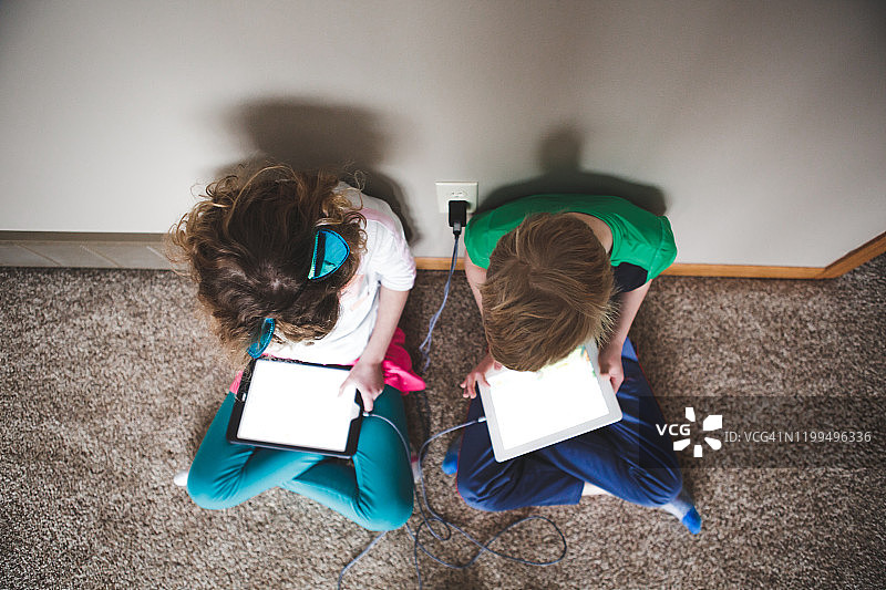 俯视使用平板电脑的儿童图片素材