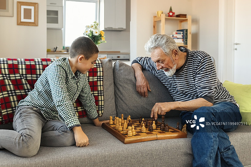 祖孙玩棋盘游戏图片素材