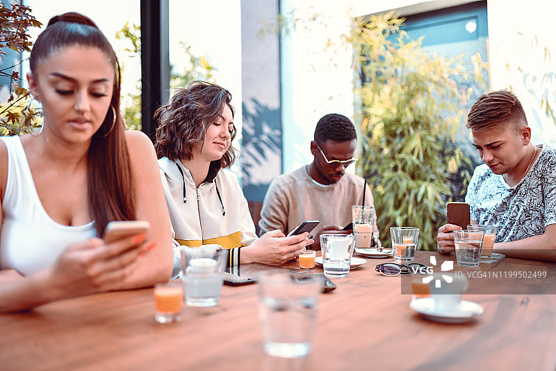 青少年和智能手机的反社会行为问题图片素材