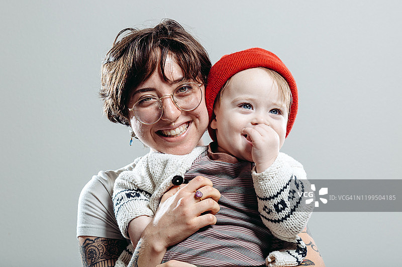 单亲母亲和孩子的幸福家庭照图片素材