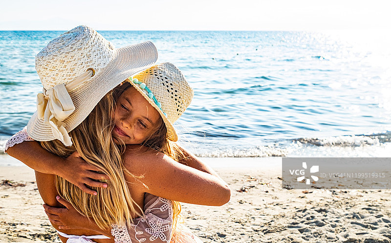 母女在海滩上享受亲子时光图片素材