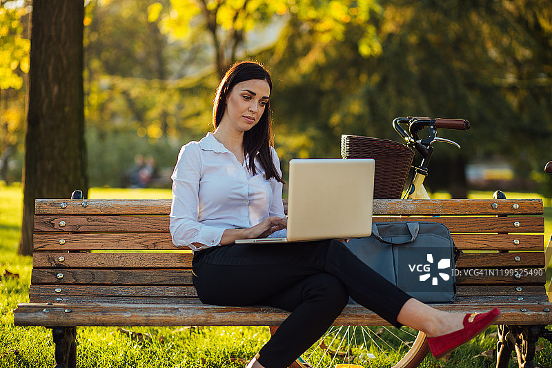 户外工作的时尚女人图片素材