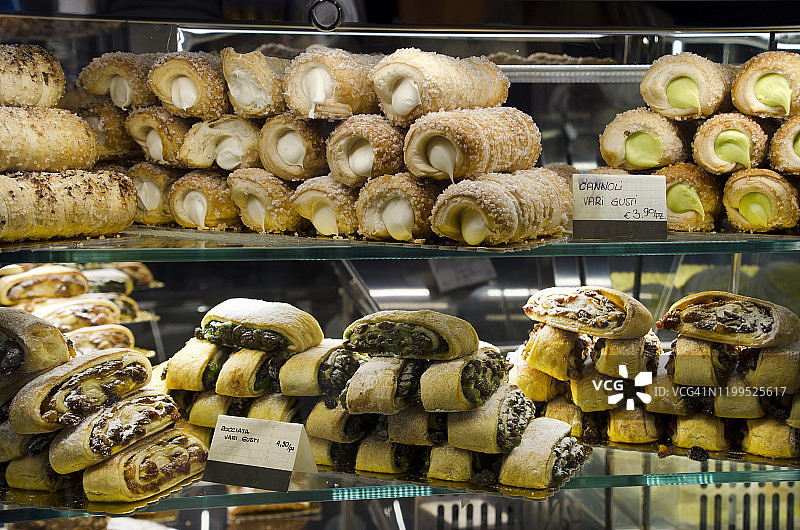 意大利面包店的奶油甜馅煎饼卷图片素材