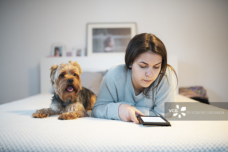 女人阅读电子书图片素材
