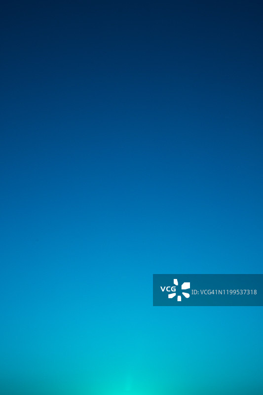 从青色到深蓝色的抽象渐变图片素材