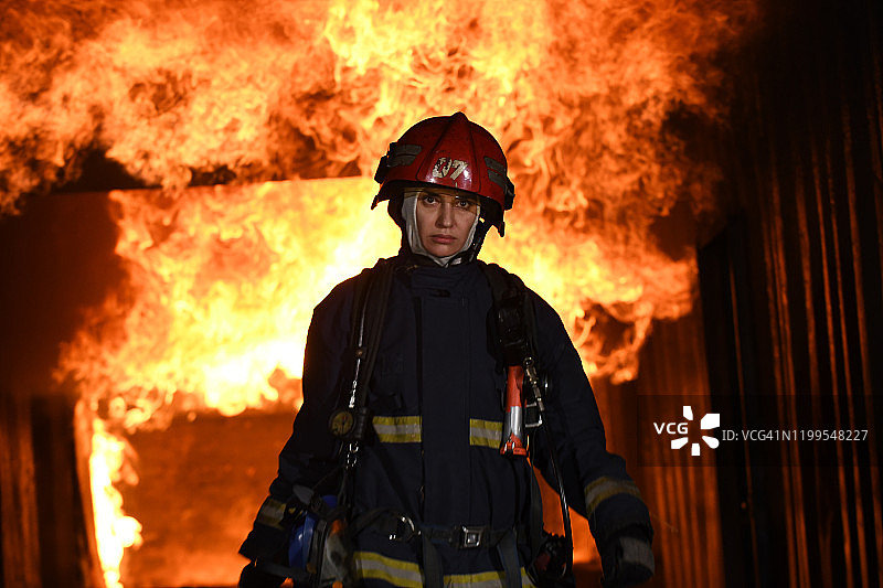 穿消防制服的白人女消防员图片素材