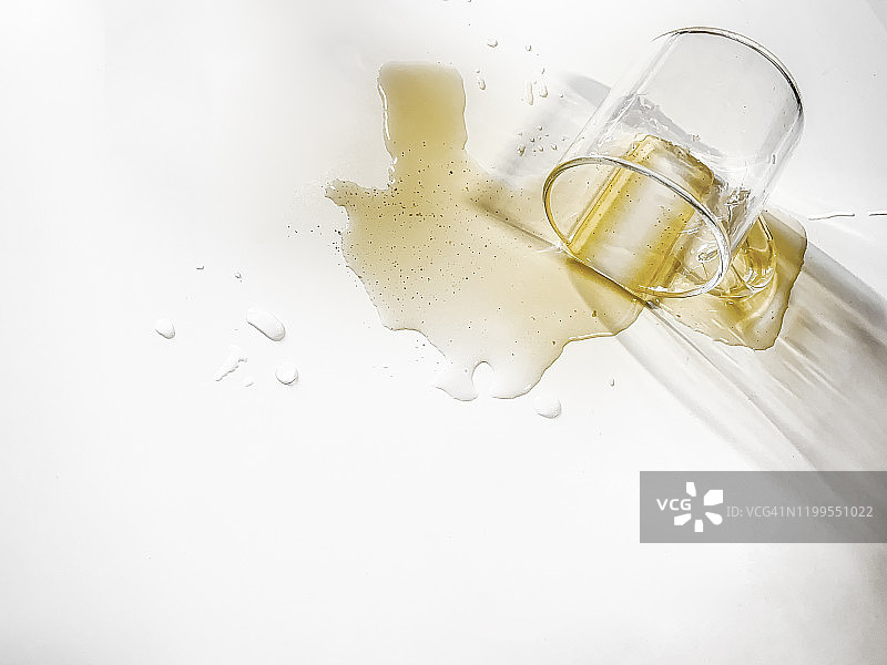 白色背景玻璃杯上的茶渍图片素材