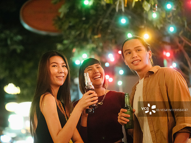 一群年轻的朋友在考山路的夜总会聚会图片素材