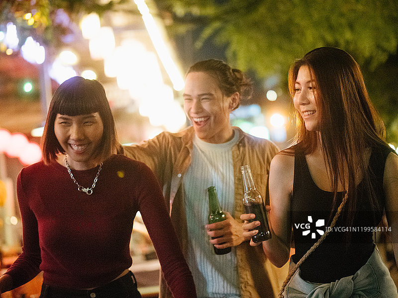 一起庆祝夜晚的年轻亚洲朋友们图片素材
