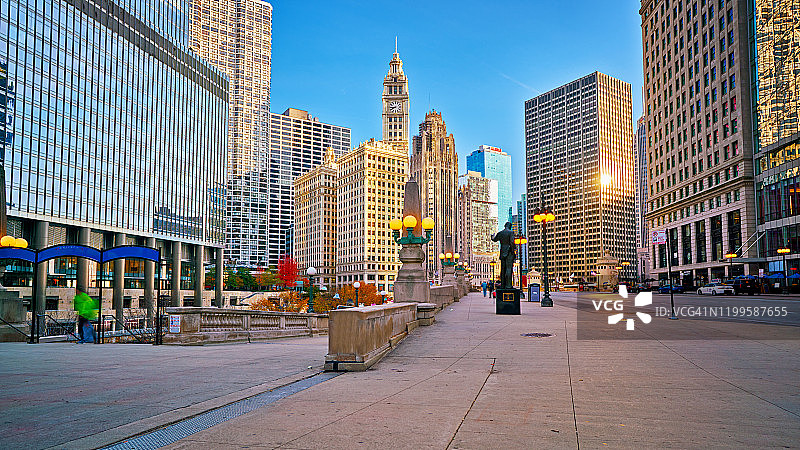 芝加哥河滨步道金融区晨景图片素材