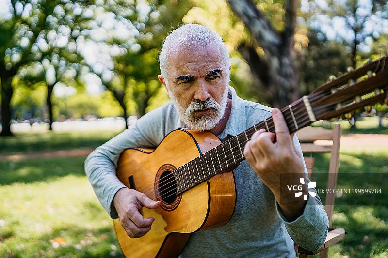 男人在弹吉他图片素材