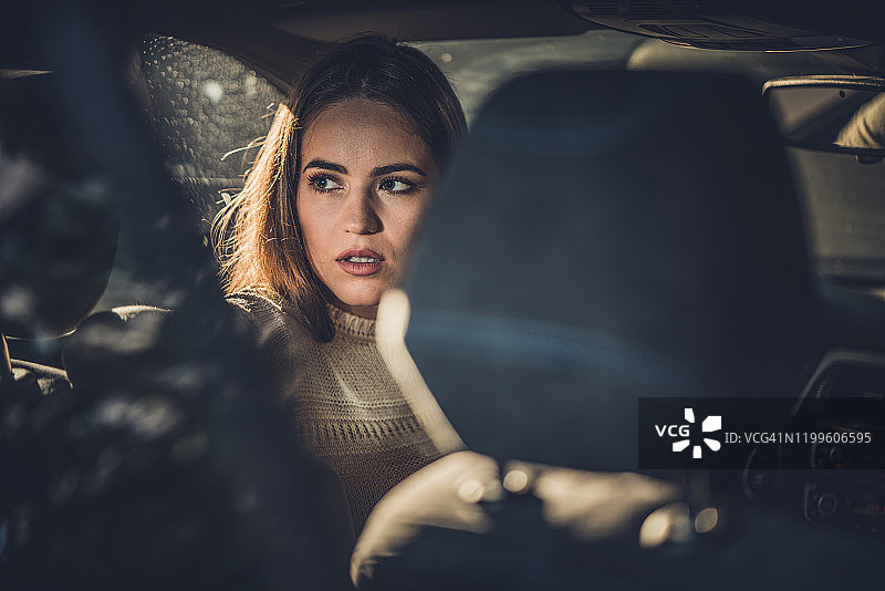 年轻漂亮的女人倒车入库图片素材