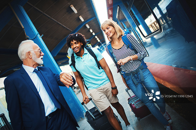 年轻夫妇登上火车图片素材