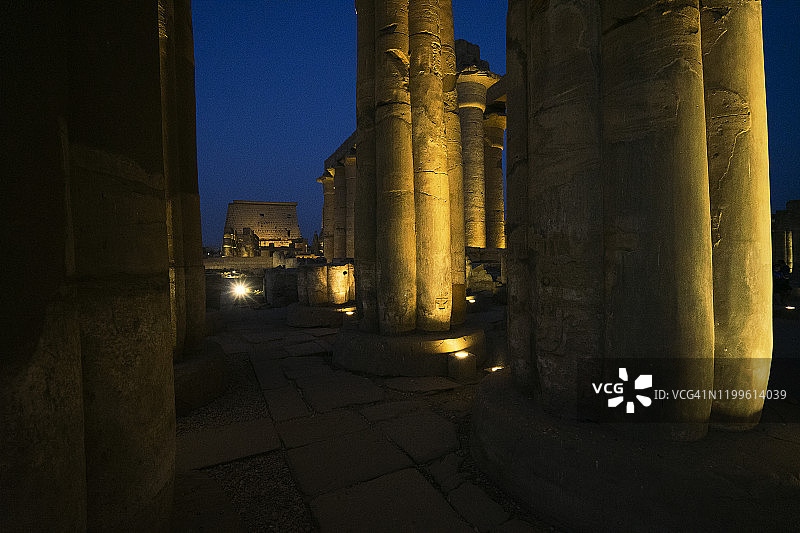 黄昏景观：卢克索神庙的废墟雕像和方尖碑，尼罗河附近的埃及卢克索（底比斯）图片素材