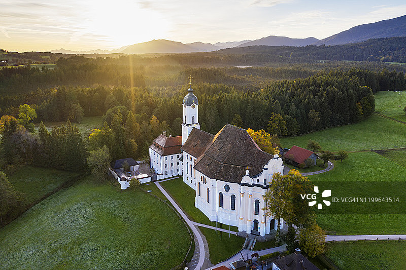 德国上巴伐利亚：维斯朝圣教堂日出航拍图片素材