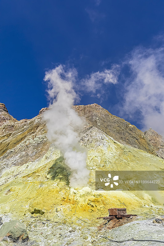 新西兰北岛瓦卡塔尼怀特岛（瓦卡阿里）的活火山喷气孔图片素材