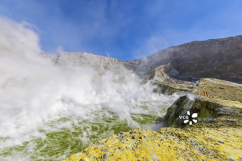新西兰北岛瓦卡塔尼的怀特岛(瓦卡阿里)火山口湖喷出的硫磺烟雾图片素材