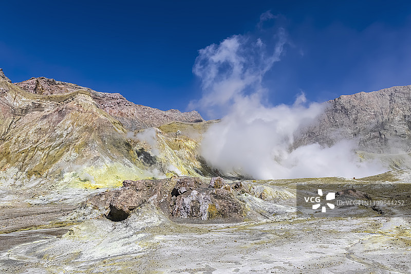 新西兰北岛瓦卡塔尼怀特岛（瓦卡阿里）的活火山喷气孔图片素材