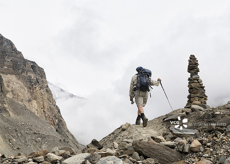 徒步者在尼泊尔道拉吉里环线徒步的琼巴登冰川图片素材