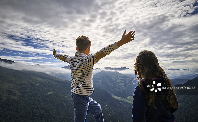 在意大利南蒂罗尔蒂梅尔斯约赫山口的男孩和女孩图片素材