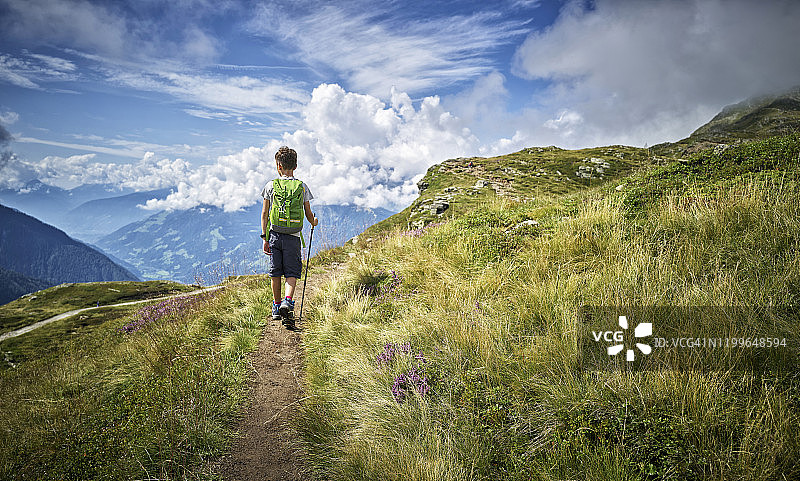 在意大利南蒂罗尔帕塞ier山谷徒步的男孩图片素材