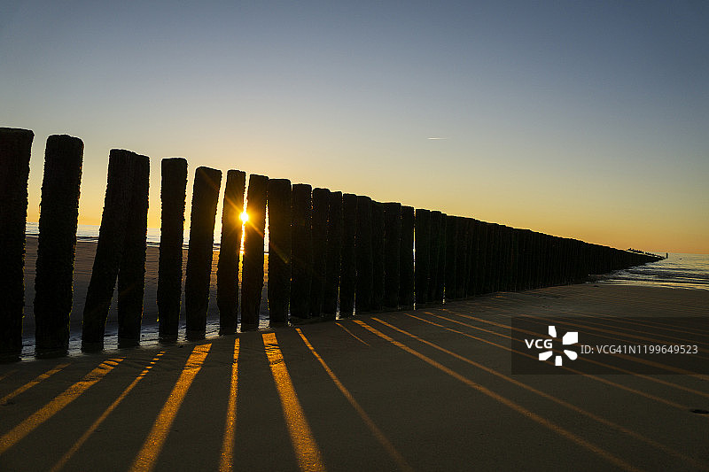 荷兰海滩防波堤日落图片素材