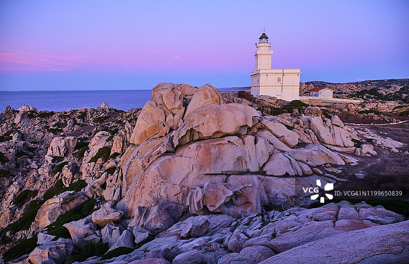 意大利萨萨里省圣特雷莎加卢拉镇黄昏时分的卡波泰斯塔灯塔图片素材