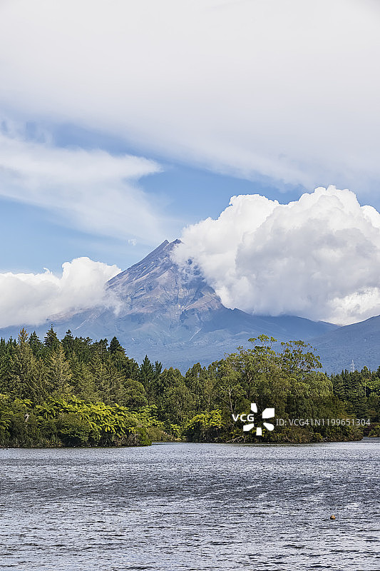 新西兰玛纳马霍湖及塔拉纳基山的绿色森林景色图片素材