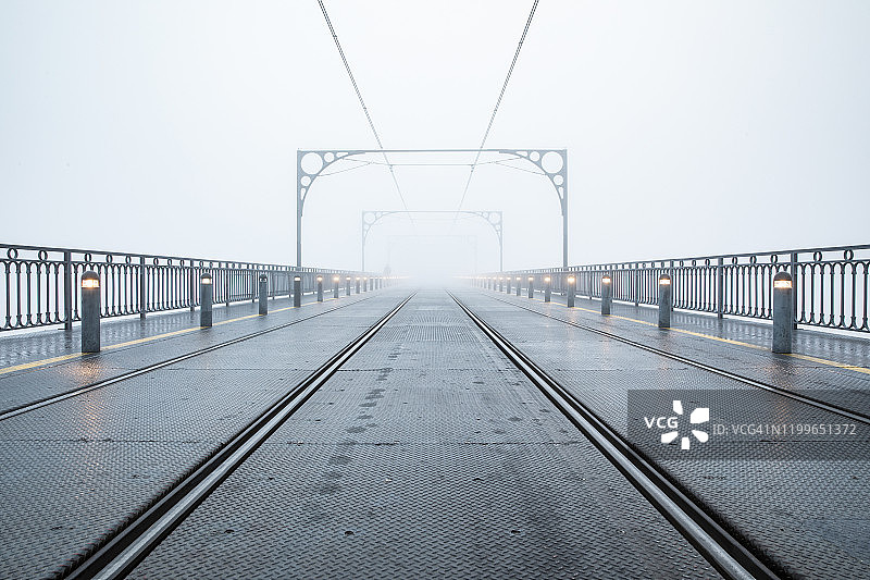 葡萄牙波尔图雾天路易一世大桥空铁轨图片素材