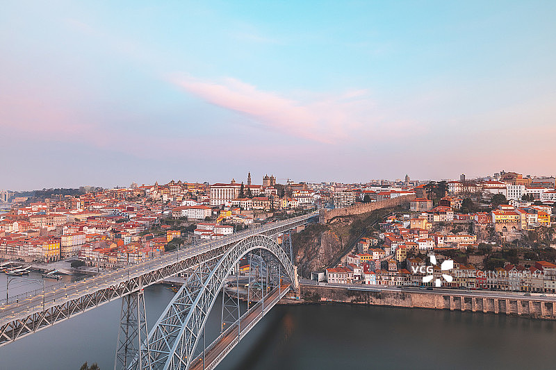 葡萄牙波尔图区波尔图唐路易斯一世大桥的黎明鸟瞰图片素材