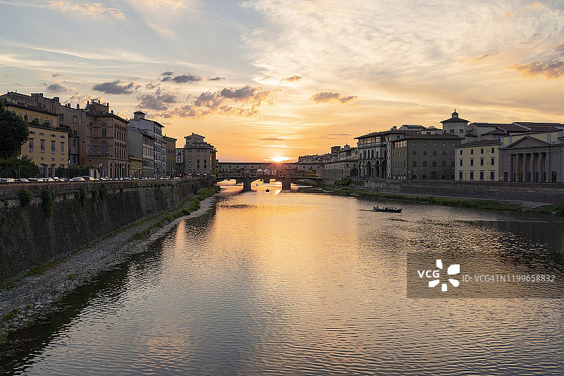 意大利佛罗伦萨，日落下的阿诺河与维琪奥桥图片素材