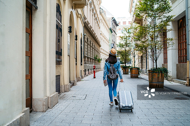 参观布达佩斯的女游客图片素材