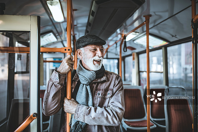 公交车上的年长男人图片素材