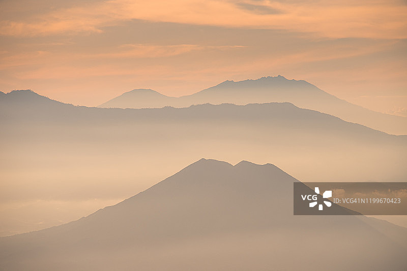 日出晨雾中山峦叠嶂图片素材