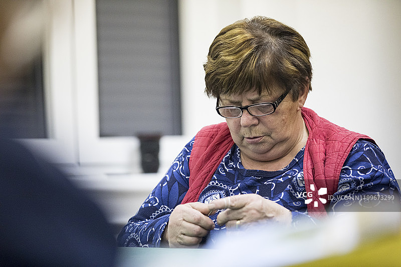 在餐桌上编织的妇女图片素材