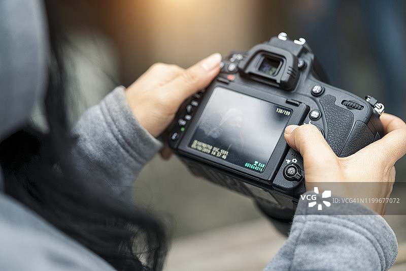 在相机屏幕上查看照片图片素材